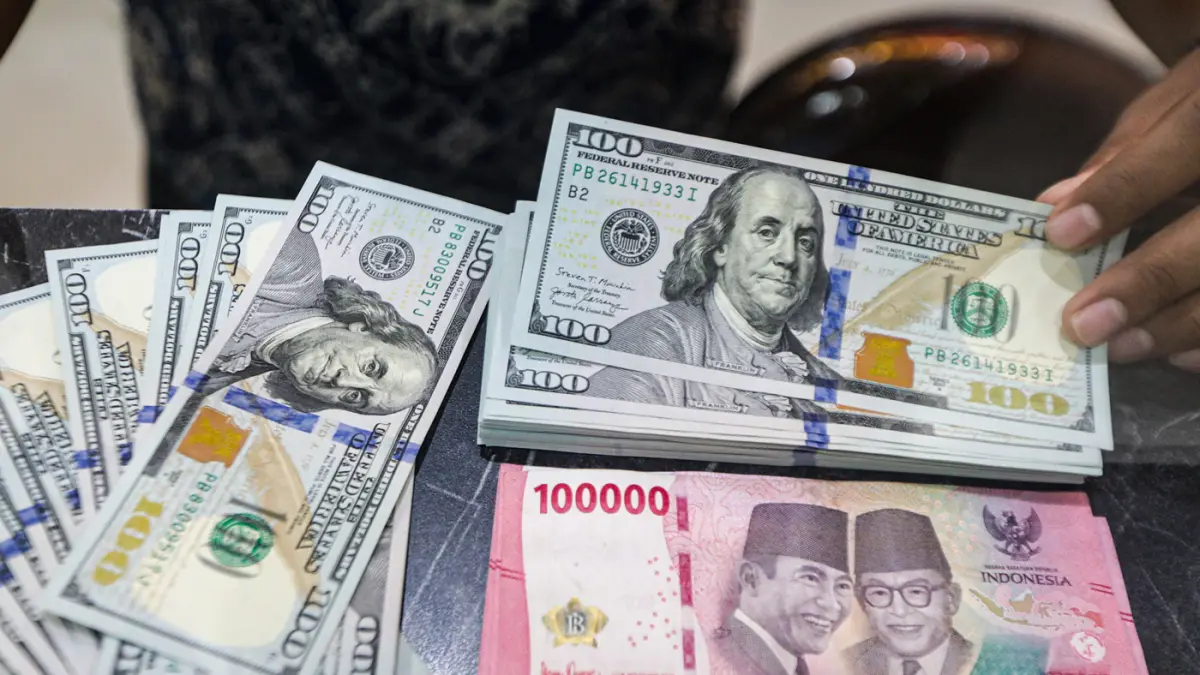 Karyawan menghitung mata uang asing di di gerai penukaran mata uang asing Dolar Asia di Jakarta, Kamis (4/6/2026). (Salman Toyibi/Jawa Pos)