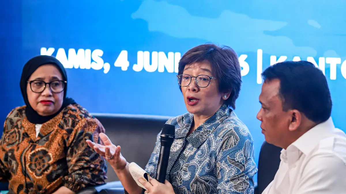 Kepala BGN Nanik S Dayang (kiri), Wakil Kepala BGN Agustina Arumsari (tengah), dan Wakil Kepala BGN Mayjen TNI Trenggono (kanan), saat konferensi pers di Kantor BGN, Kamis (4/6/2026). (Salman Toyibi/Jawa Pos)