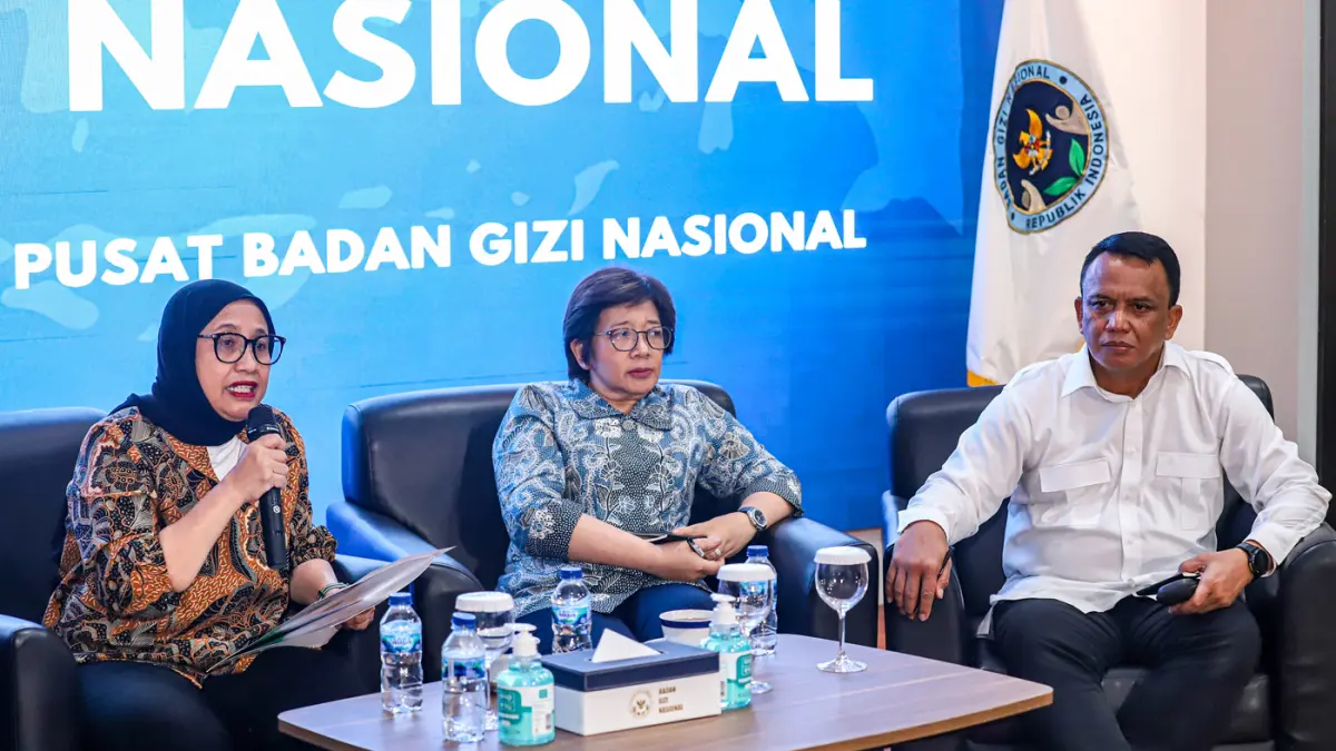 Kepala BGN Nanik S Dayang (kiri), Wakil Kepala BGN Agustina Arumsari (tengah), dan Wakil Kepala BGN Mayjen TNI Trenggono (kanan), saat konferensi pers di Kantor BGN, Kamis (4/6/2026). (Salman Toyibi/Jawa Pos)