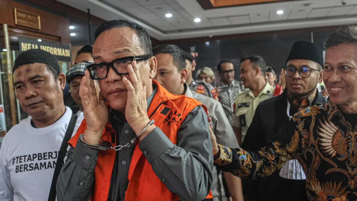 Mantan Wakil Menteri Ketenagakerjaan (Wamenaker) Immanuel Ebenezer Gerungan atau Noel keluar dari ruang sidang di Pengadilan Tipikor Jakarta, Kamis (05/06/2026). (Hanung Hambara/ Jawa Pos)