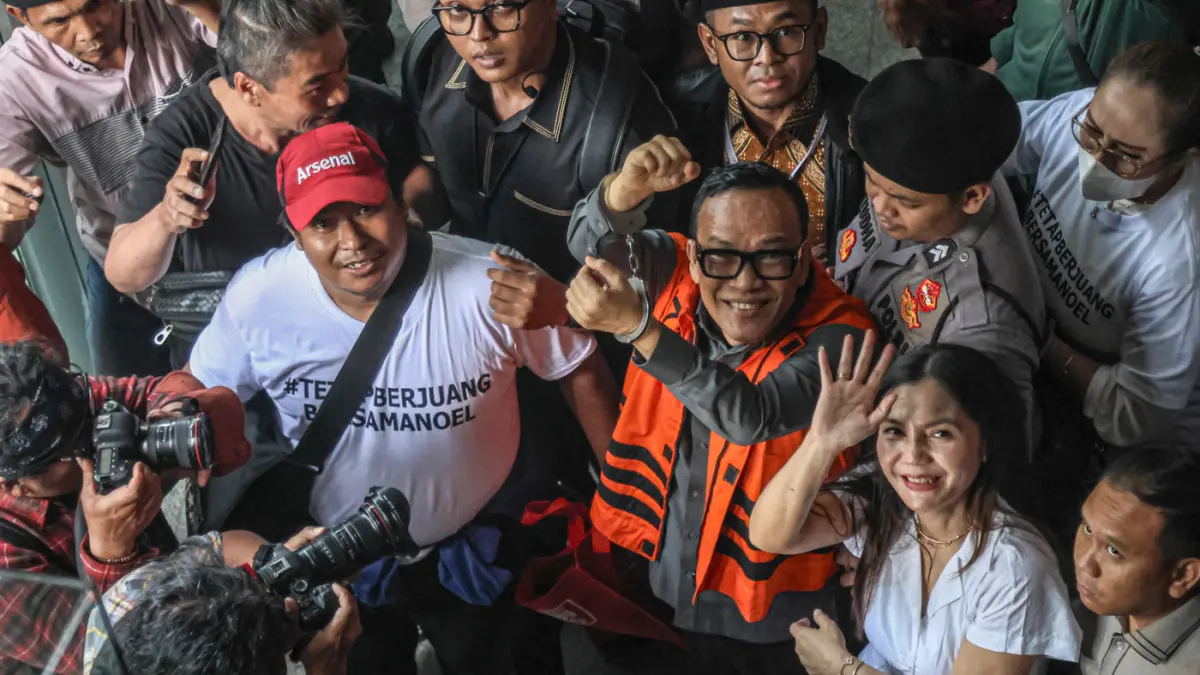 Mantan Wakil Menteri Ketenagakerjaan (Wamenaker) Immanuel Ebenezer Gerungan atau Noel (tengah) bersama istri (kanan) keluar dari ruang sidang di Pengadilan Tipikor Jakarta, Kamis (05/06/2026). (Hanung Hambara/ Jawa Pos)