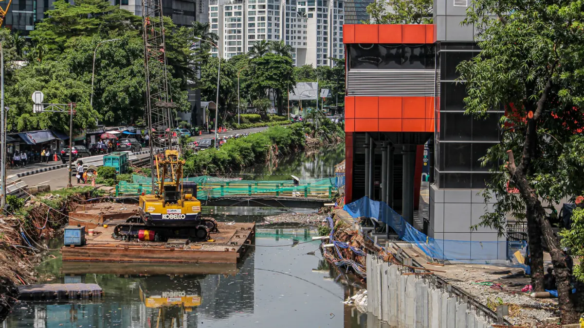 Pekerja beraktifitas di proyek pengerjaan talud kali Cideng, Jakarta, Kamis (05/06/2026). (Hanung Hambara/ Jawa Pos)