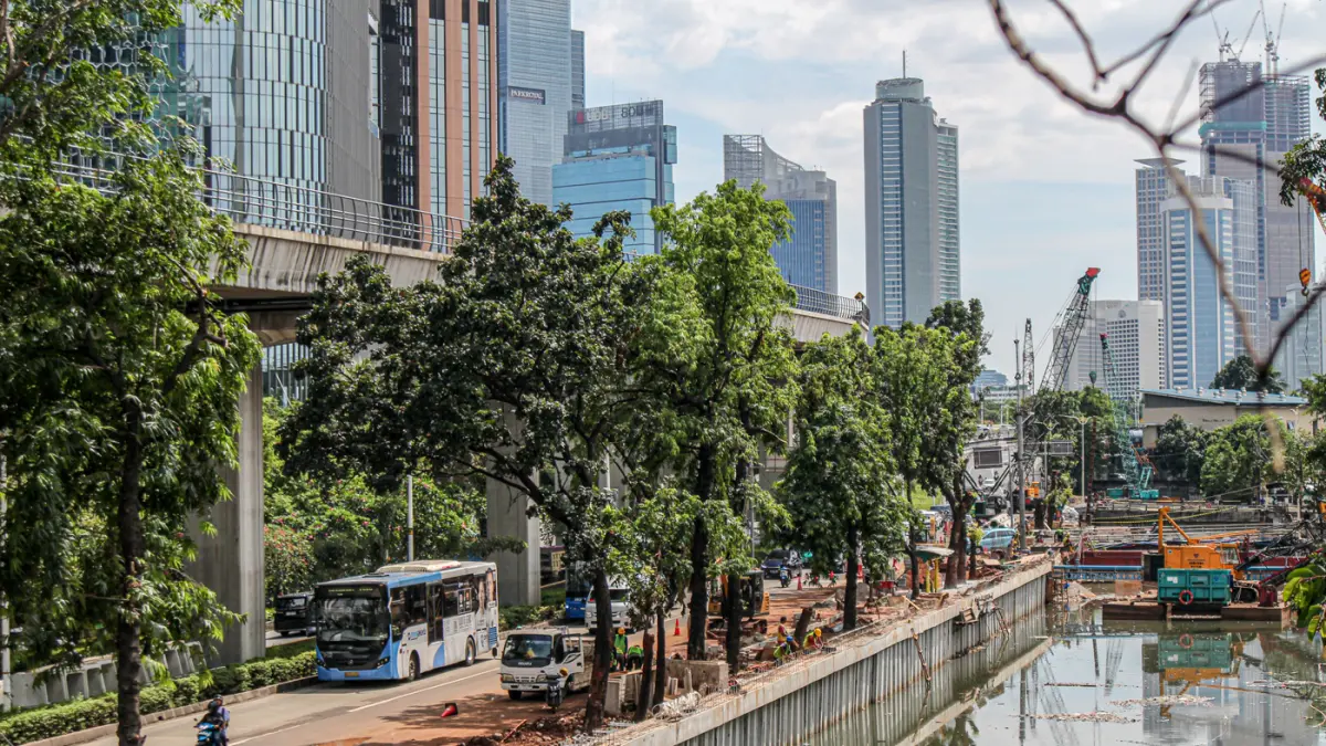 Pekerja beraktifitas di proyek pengerjaan talud kali Cideng, Jakarta, Kamis (05/06/2026). (Hanung Hambara/ Jawa Pos)