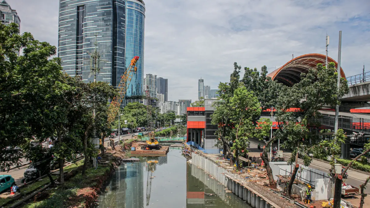 Pekerja beraktifitas di proyek pengerjaan talud kali Cideng, Jakarta, Kamis (05/06/2026). (Hanung Hambara/ Jawa Pos)