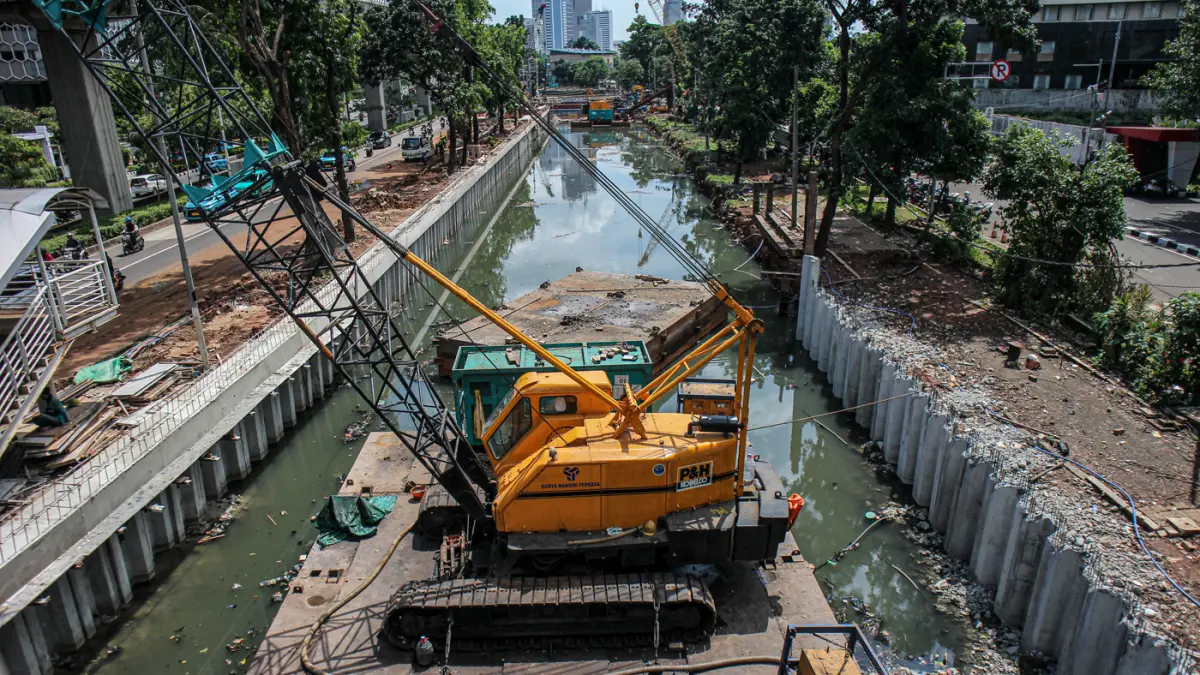 Pekerja beraktifitas di proyek pengerjaan talud kali Cideng, Jakarta, Kamis (05/06/2026). (Hanung Hambara/ Jawa Pos)