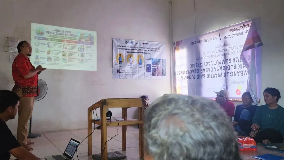 Pelatihan pengelolaan administrasi keuangan usaha budidaya rumput laut oleh Nur Cahyadi, S.ST., M.M. , Minggu (31/5/2026). (Dok. Universitas Muhammadiyah Gresik)