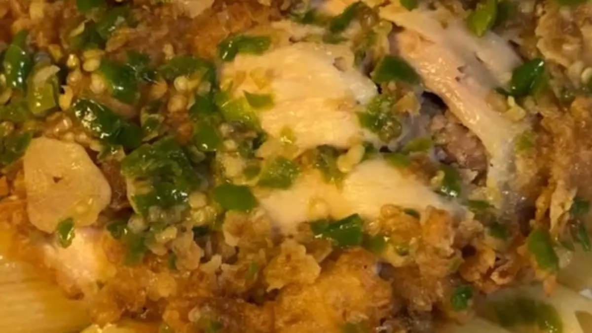 Potret penne pasta ayam geprek cabe ijo yang pedas dan gurih. (Sumber: instagram.com/@leonitable) - Image