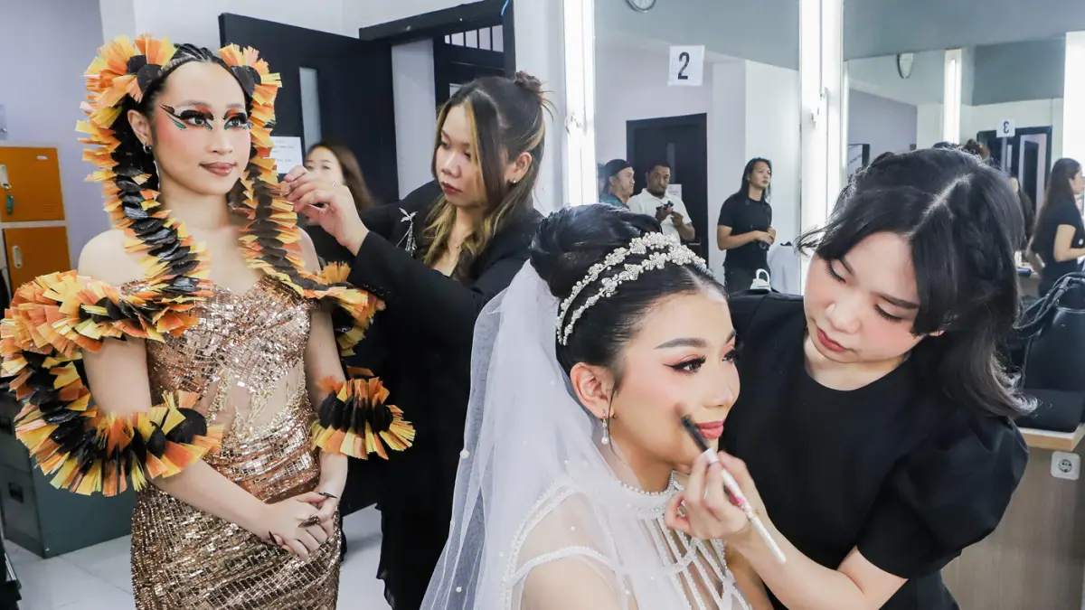 Sejumlah siswa Rever Academy mengikuti tugas kelas Personalized Creative Hair and Make-up di Jalan Tumapel, Kamis (4/6). (Riana Setiawan/ Jawa Pos)