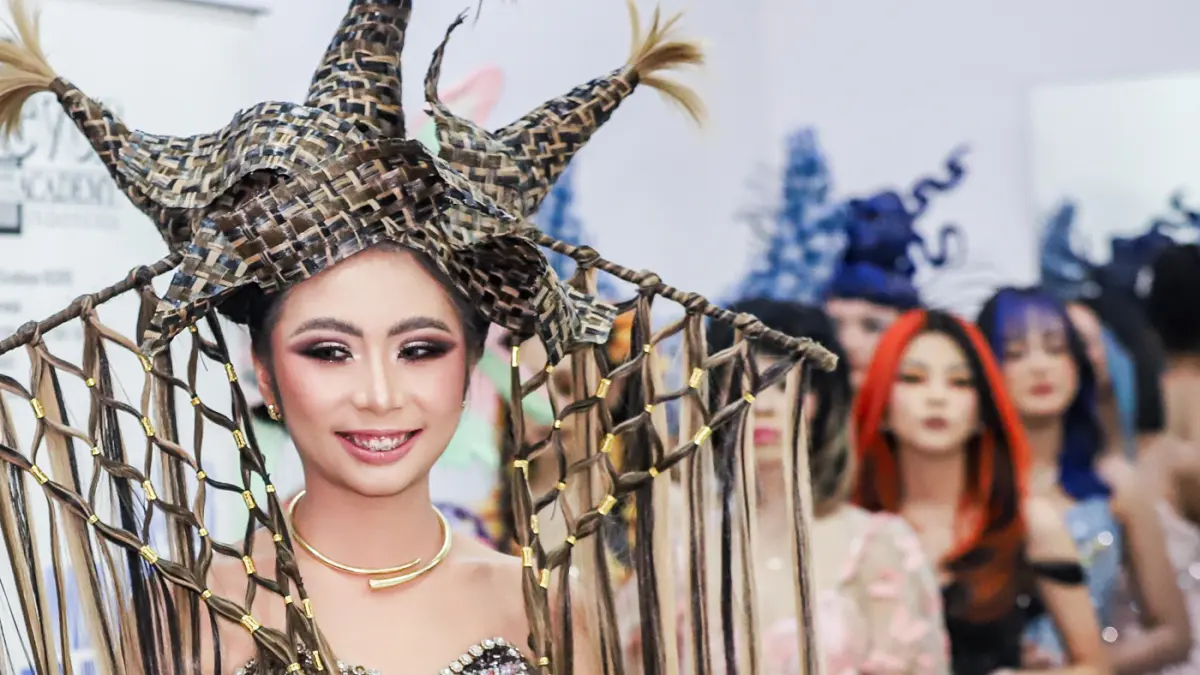 Sejumlah siswa Rever Academy mengikuti tugas kelas Personalized Creative Hair and Make-up di Jalan Tumapel, Kamis (4/6). (Riana Setiawan/ Jawa Pos)
