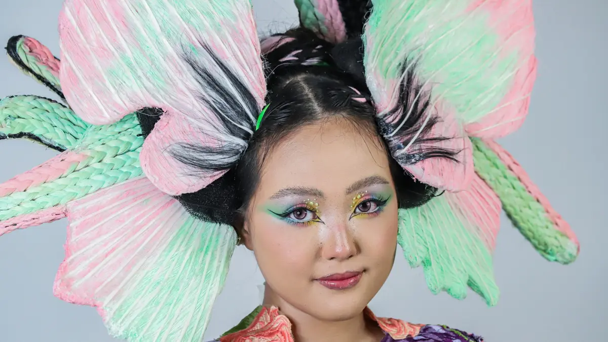 Sejumlah siswa Rever Academy mengikuti tugas kelas Personalized Creative Hair and Make-up di Jalan Tumapel, Kamis (4/6). (Riana Setiawan/ Jawa Pos)