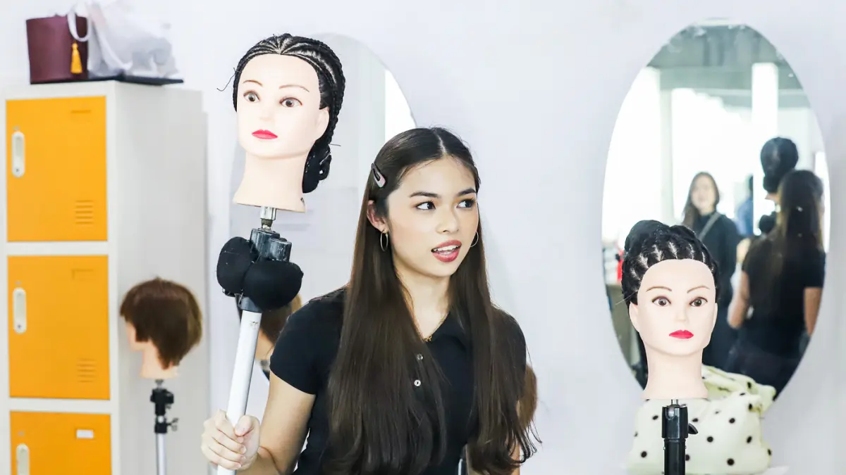 Sejumlah siswa Rever Academy mengikuti tugas kelas Personalized Creative Hair and Make-up di Jalan Tumapel, Kamis (4/6). (Riana Setiawan/ Jawa Pos)