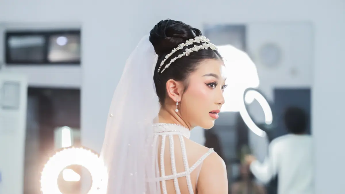 Sejumlah siswa Rever Academy mengikuti tugas kelas Personalized Creative Hair and Make-up di Jalan Tumapel, Kamis (4/6). (Riana Setiawan/ Jawa Pos)