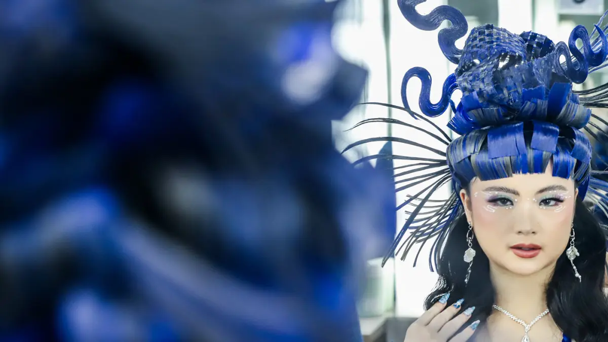 Sejumlah siswa Rever Academy mengikuti tugas kelas Personalized Creative Hair and Make-up di Jalan Tumapel, Kamis (4/6). (Riana Setiawan/ Jawa Pos)