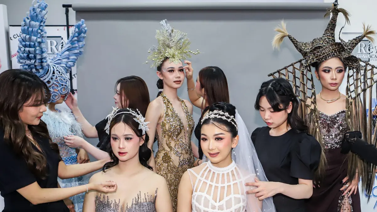 Sejumlah siswa Rever Academy mengikuti tugas kelas Personalized Creative Hair and Make-up di Jalan Tumapel, Kamis (4/6). (Riana Setiawan/ Jawa Pos)