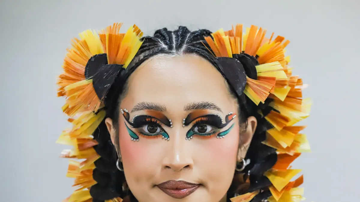 Sejumlah siswa Rever Academy mengikuti tugas kelas Personalized Creative Hair and Make-up di Jalan Tumapel, Kamis (4/6). (Riana Setiawan/ Jawa Pos)