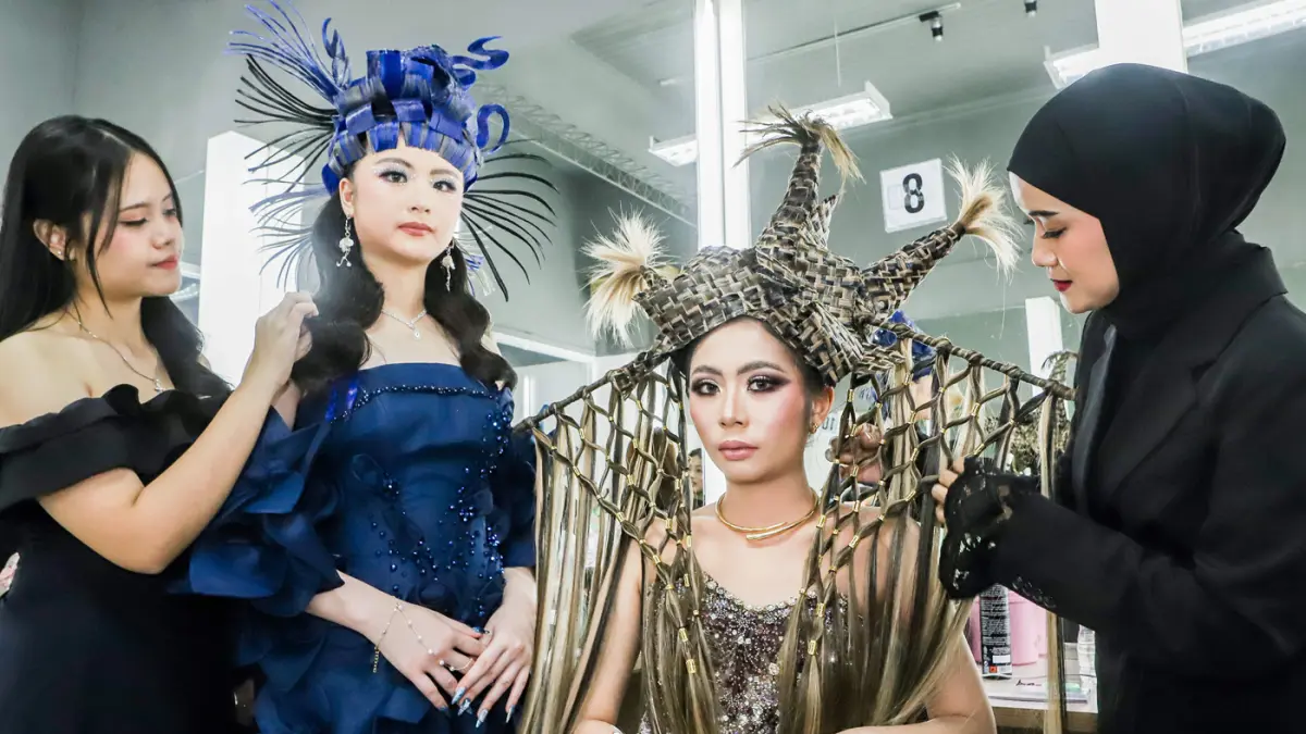 Sejumlah siswa Rever Academy mengikuti tugas kelas Personalized Creative Hair and Make-up di Jalan Tumapel, Kamis (4/6). (Riana Setiawan/ Jawa Pos)