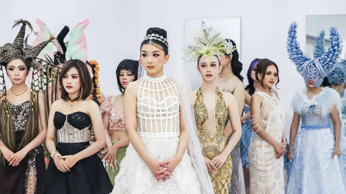 Sejumlah siswa Rever Academy mengikuti tugas kelas Personalized Creative Hair and Make-up di Jalan Tumapel, Kamis (4/6). (Riana Setiawan/ Jawa Pos)
