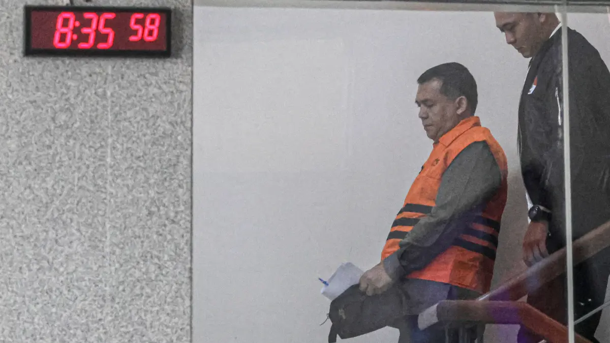 Wakil Menteri Imigrasi dan Pemasyarakatan (Wamen Imipas) Silmy Karim memakai rompi oranye keluar dari gedung KPK, Jakarta, Kamis (04/06/2026). (Hanung Hambara/Jawa Pos)