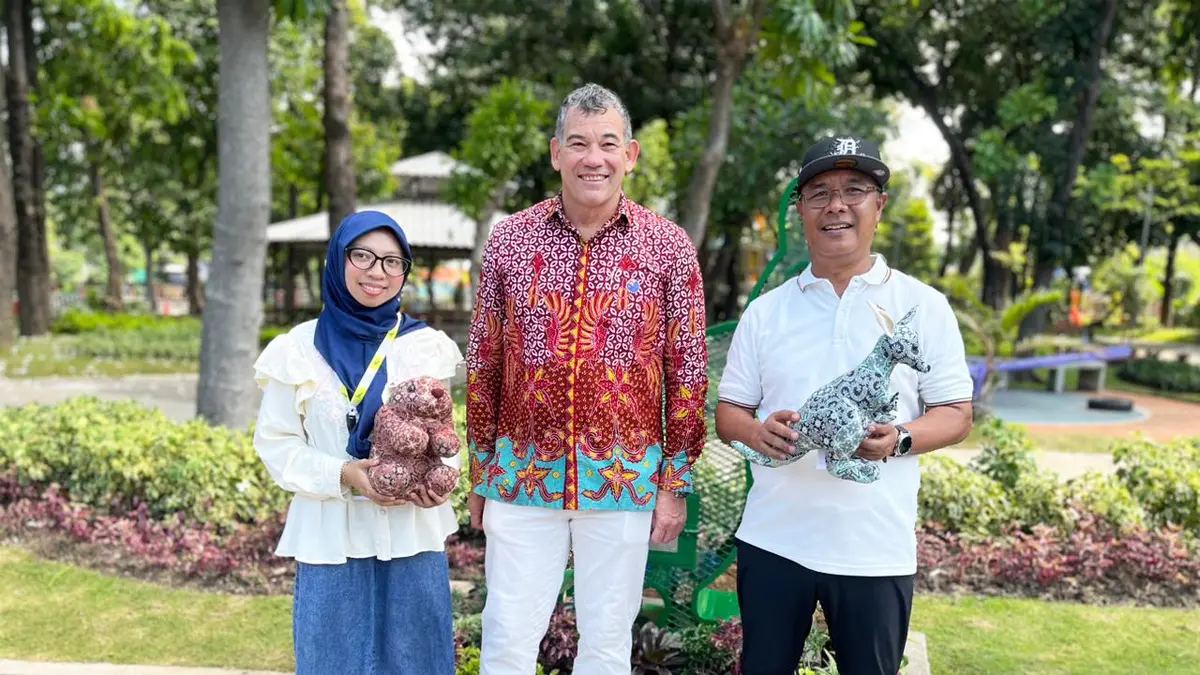 Dari Kiri Nanda Aliefira - Ketua Pelaksana Green SPARKS 2026, Glen Askew Konsul Jenderal Australia di Surabaya, M. Fikser A.P., M.M., Pelaksana Tugas Kepala Dinas Lingkungan Hidup Kota Surabaya (Istimewa) - Image