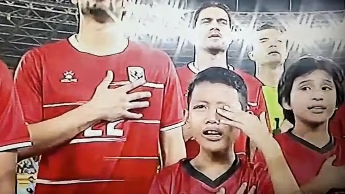 Syailendra Ahmad Budiyanto menangis ditengah lagu Indonesia saat mengawal Nathan Tjoe-A-On dalam laga Timnas Indonesia vs Oman di SUGBK, Jakarta, Jumat (5/6/26).  (Tangkapan Layar JawaPos.com)