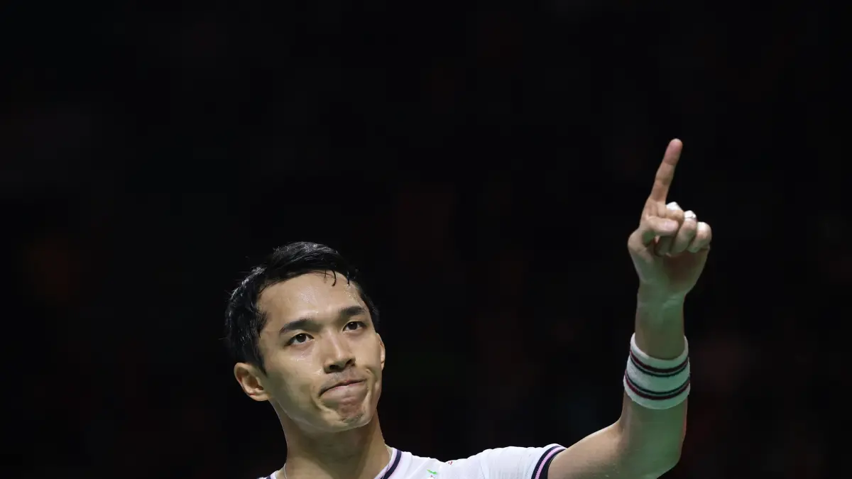 Tunggal Putra Indonesia Jonatan Christie saat bertanding melawan wakil Thailand Panitchaphon Teeraratsakul pada babak Semi Final Indonesia Open di Istora Senayan, Jakarta, Sabtu (6/6/2026). (Dery Ridwansah/ JawaPos.com)