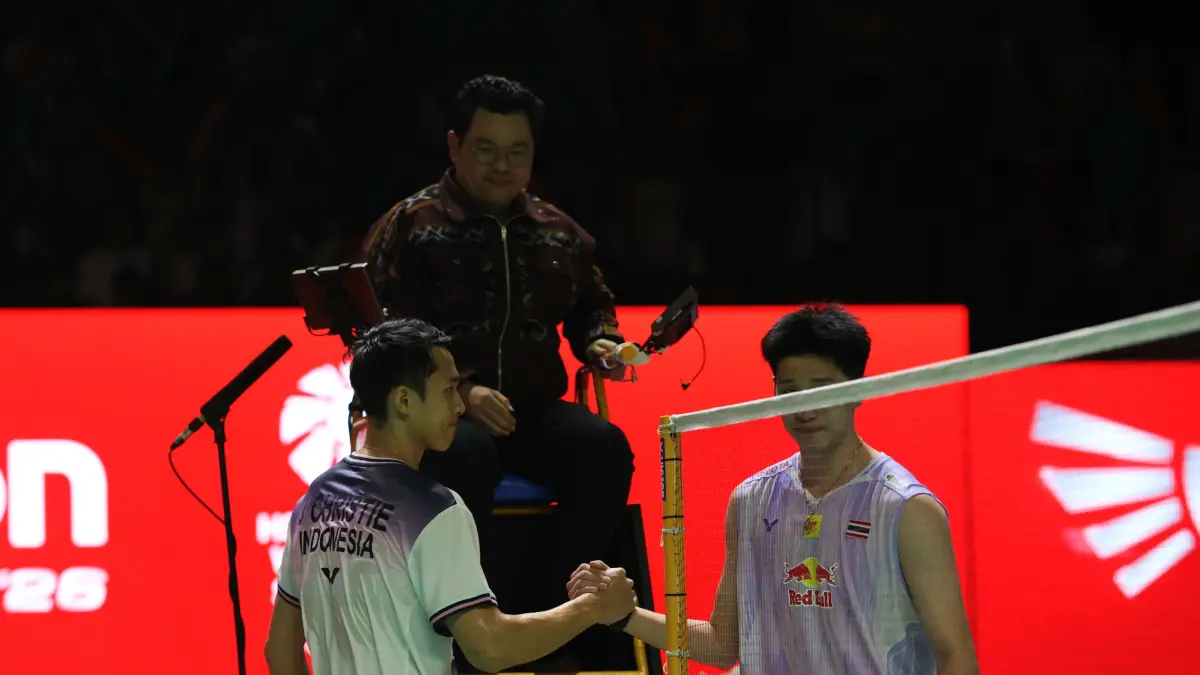 Tunggal Putra Indonesia Jonatan Christie saat bertanding melawan wakil Thailand Panitchaphon Teeraratsakul pada babak Semi Final Indonesia Open di Istora Senayan, Jakarta, Sabtu (6/6/2026). (Dery Ridwansah/ JawaPos.com)