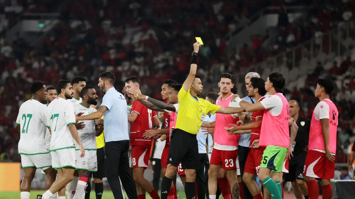 Wasit Muhammad Taqi memberikan kartu kuning kepada pesepak bola Timnas Indonesia Nathan Tjoe-A-On saat melawan Timnas Oman dalam laga FIFA Match Day di Stadion Utama Gelora Bung Karno (SUGBK), Senayan, Jakarta, Jumat (5/6/2026). (Dery Ridwansah/ JawaPos.c