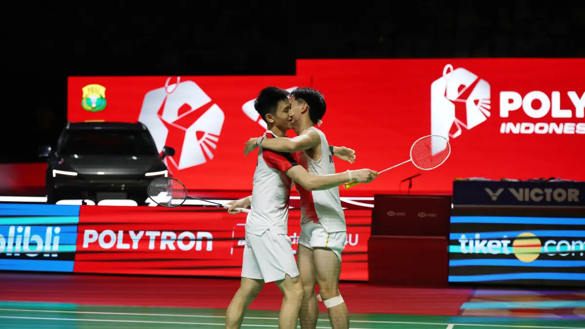 Pebulu tangkis ganda putra Indonesia Nikolaus Joaquin dan Raymond Indra bertanding melawan ganda putra Indonesia Sabar Karyaman Gutama dan Moh Reza Pahlevi Isfahani pada semifinal Polytron Indonesia Open 2026 di Istora Senayan, Jakarta, Sabtu (6/6/2026).