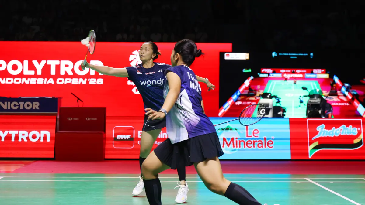 Pebulu tangkis ganda putri Indonesia Febi Setianingrum dan Rachel Allessya Rose berhadapan dengan ganda putri China Liu Sheng Shu dan Tan Ning pada semifinal Polytron Indonesia Open 2026 di Istora Senayan, Jakarta, Sabtu (6/6/2026). (Dery Ridwansah/ JawaP