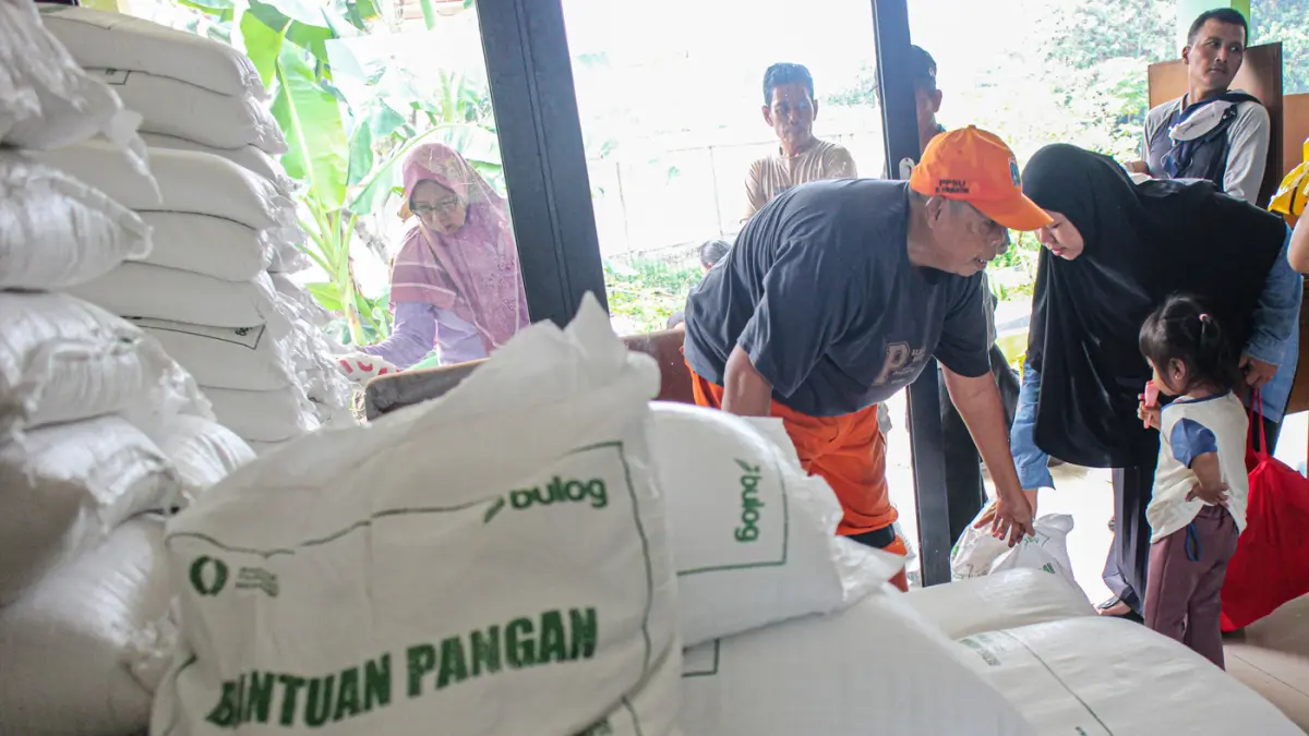 Sejumlah warga mengantri untuk mengambil bantuan pangan dari pemerintah di RPTRA Berseri, Jakarta, Jumat (05/06/2026). Sejumlah warga mengantri untuk mengambil bantuan pangan dari pemerintah di RPTRA Berseri, Jakarta, Jumat (05/06/2026). (Hanung Hambara/J