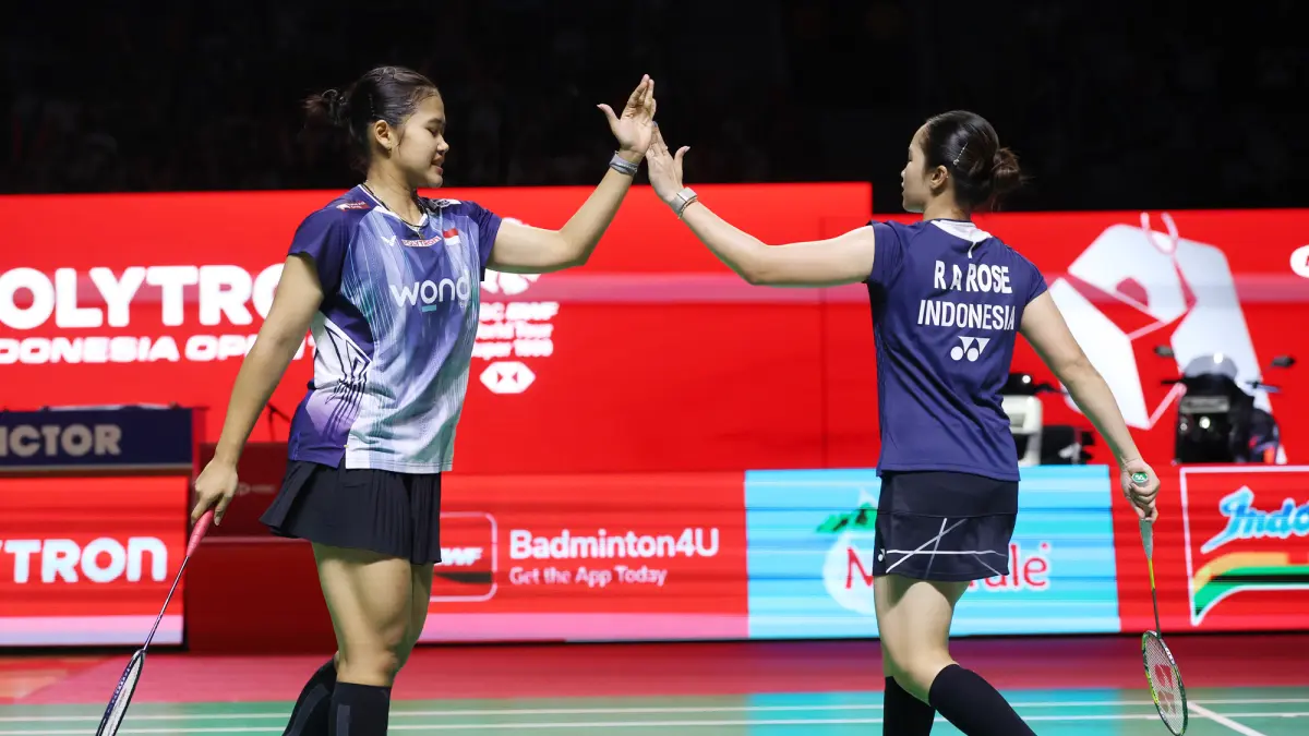 Pebulu tangkis ganda putri Indonesia Febi Setianingrum dan Rachel Allessya Rose berhadapan dengan ganda putri China Liu Sheng Shu dan Tan Ning pada semifinal Polytron Indonesia Open 2026 di Istora Senayan, Jakarta, Sabtu (6/6/2026). (Dery Ridwansah/ JawaP