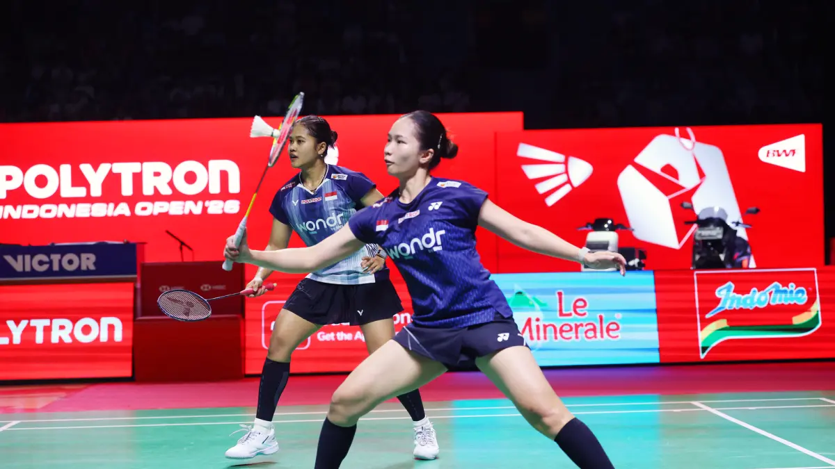 Pebulu tangkis ganda putri Indonesia Febi Setianingrum dan Rachel Allessya Rose berhadapan dengan ganda putri China Liu Sheng Shu dan Tan Ning pada semifinal Polytron Indonesia Open 2026 di Istora Senayan, Jakarta, Sabtu (6/6/2026). (Dery Ridwansah/ JawaP
