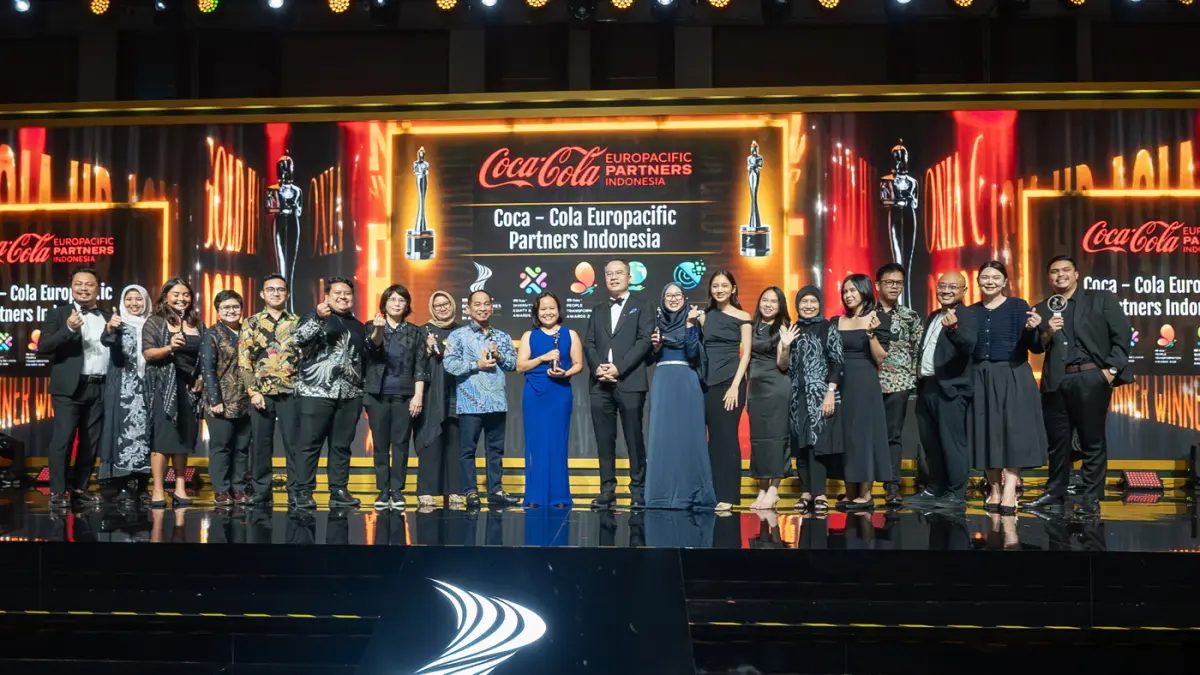 Dhedy Adi Nugroho, PACS Director CCEP Indonesia; Lucia Karina, External Stakeholders Engagement CCEP Indonesia; Mathilda Lumban Tobing, People & Culture CCEP Indonesia; dan Jajaran CCEP Indonesia Lainnya.