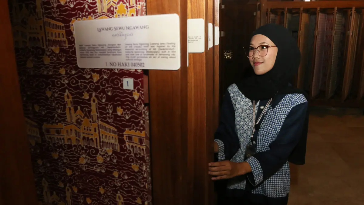 fasilitator menjelaskan hasil karya pengrajin batik dalam Pelatihan Dasar Membatik dan Pemaknaan Filosofis Batik di Sanggar Batik Semarang 16, Semarang, Jawa Tengah, Jumat (5/6/2026). (Nur Chamim/Jawa Pos Radar Semarang)