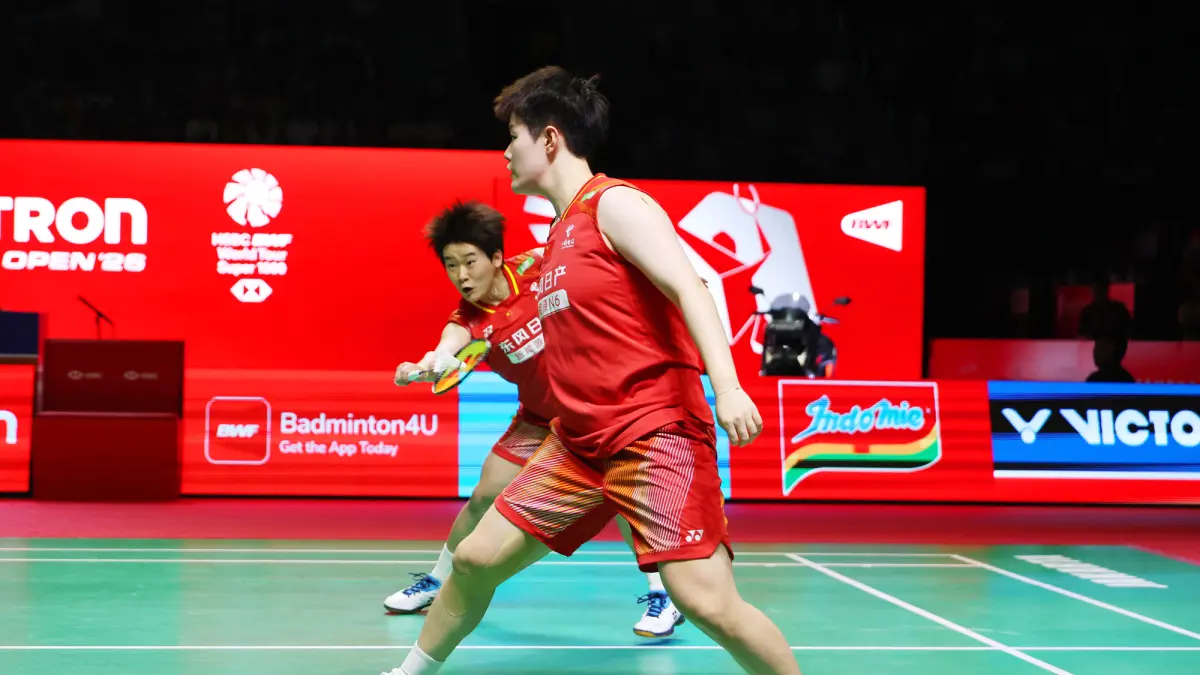 Ganda putri China Liu Sheng Shu dan Tan Ning pada semifinal Polytron Indonesia Open 2026 di Istora Senayan, Jakarta, Sabtu (6/6/2026). (Dery Ridwansah/ JawaPos.com)
