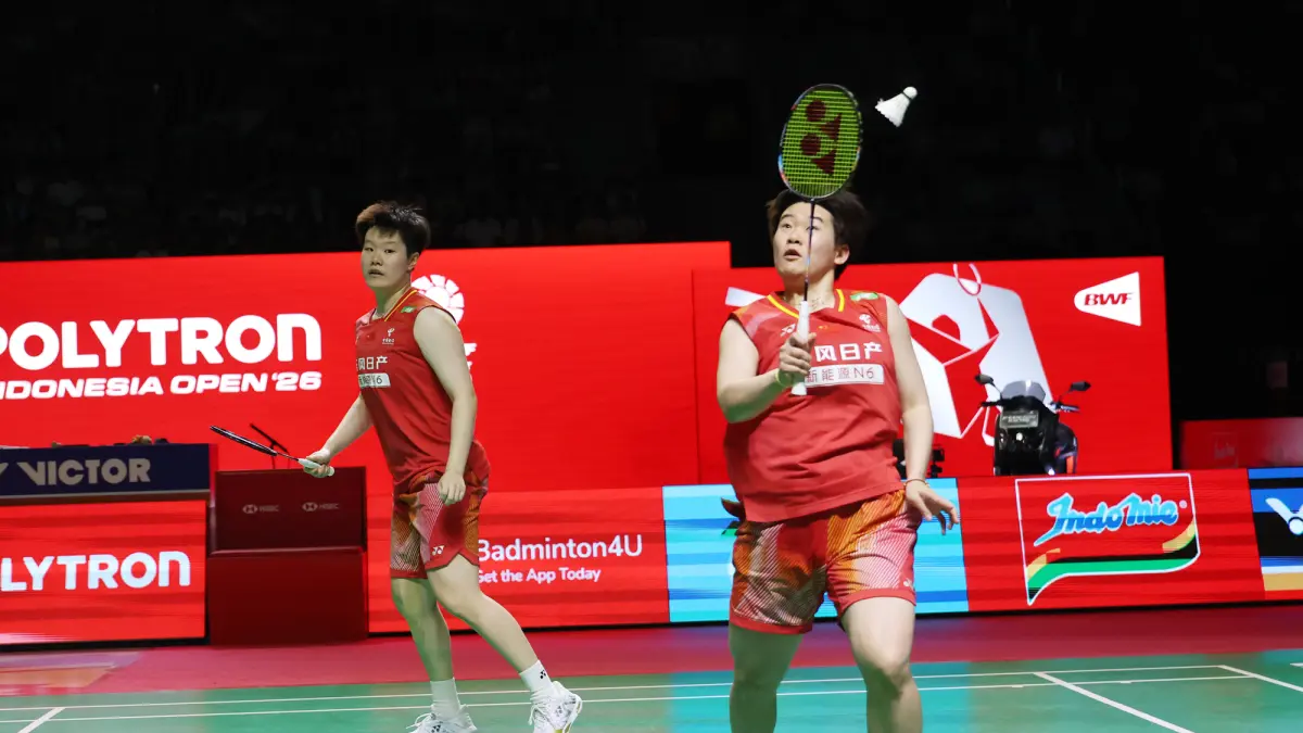 Ganda putri China Liu Sheng Shu dan Tan Ning pada semifinal Polytron Indonesia Open 2026 di Istora Senayan, Jakarta, Sabtu (6/6/2026). (Dery Ridwansah/ JawaPos.com)