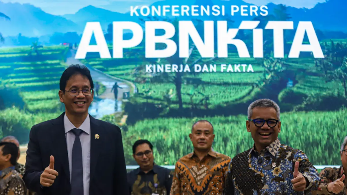 Menteri Keuangan Purbaya Yudhi Sadewa (kiri) didampingi Wakil Menteri Keuangan Suahasil Nazara (kanan) bersiap memberikan paparan konferensi pers APBN KiTa di Jakarta, Jumat (5/6/2026). (Salman Toyibi/Jawa Pos)