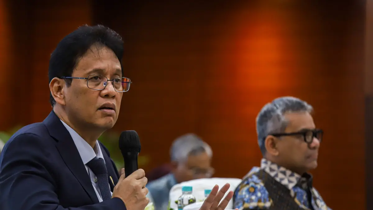 Menteri Keuangan Purbaya Yudhi Sadewa (kiri) didampingi Wakil Menteri Keuangan Suahasil Nazara (kanan) memberikan paparan pada konferensi pers APBN KiTa di Jakarta, Jumat (5/6/2026). (Salman Toyibi/Jawa Pos)