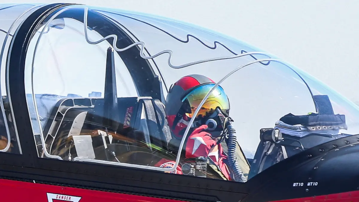 Penerbang yang tergabung dalam Jupiter Aerobatic Team (JAT) dari TNI-AU membawa pesawat berjenis KT-1B Woong Bee saat landing di Join Base Ops Lanudal Juanda, Jumat (5/6/2026). (Riana Setiawan/ Jawa Pos)