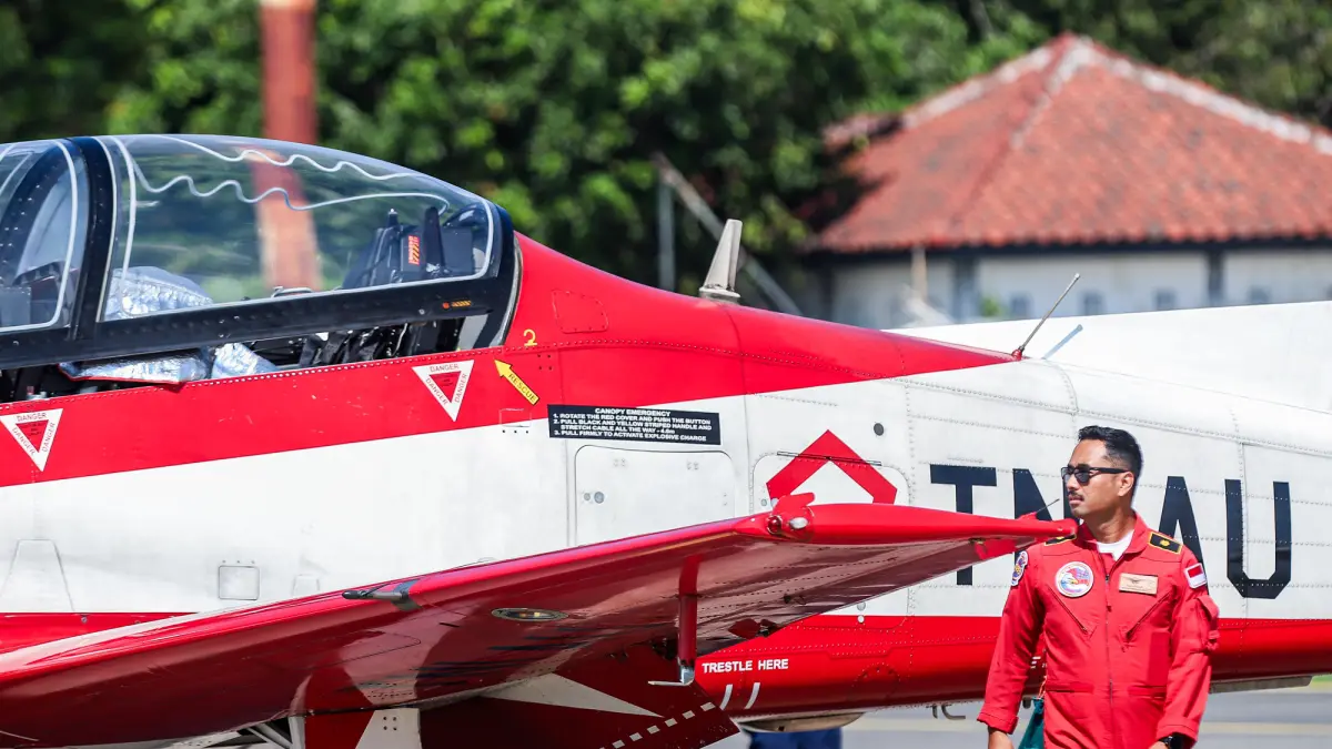 Penerbang yang tergabung dalam Jupiter Aerobatic Team (JAT) dari TNI-AU membawa pesawat berjenis KT-1B Woong Bee saat landing di Join Base Ops Lanudal Juanda, Jumat (5/6/2026). (Riana Setiawan/ Jawa Pos)