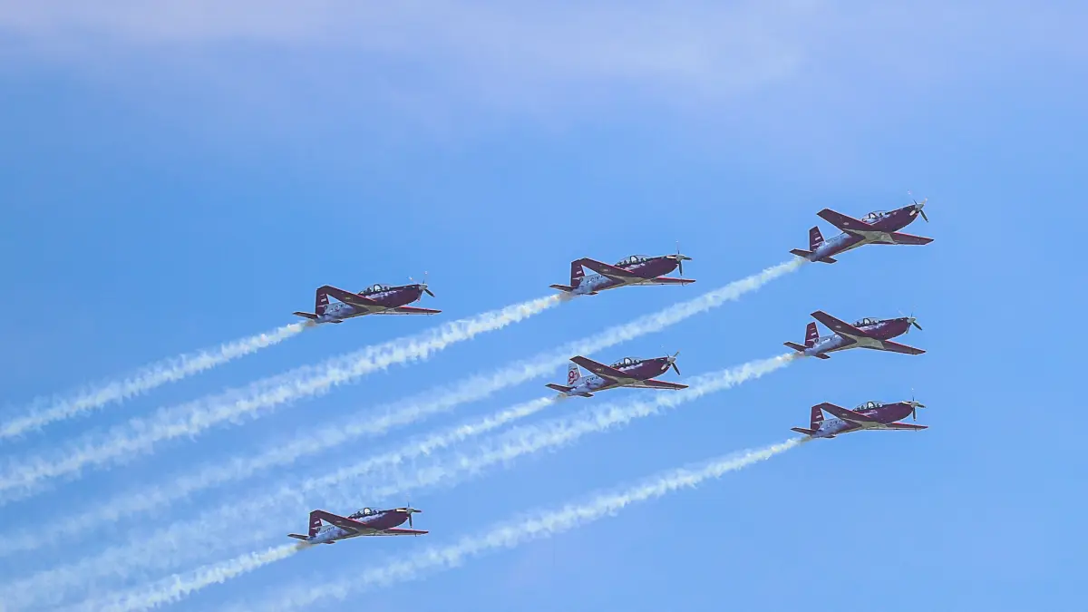 Penerbang yang tergabung dalam Jupiter Aerobatic Team (JAT) dari TNI-AU membawa pesawat berjenis KT-1B Woong Bee saat landing di Join Base Ops Lanudal Juanda, Jumat (5/6/2026). (Riana Setiawan/ Jawa Pos)