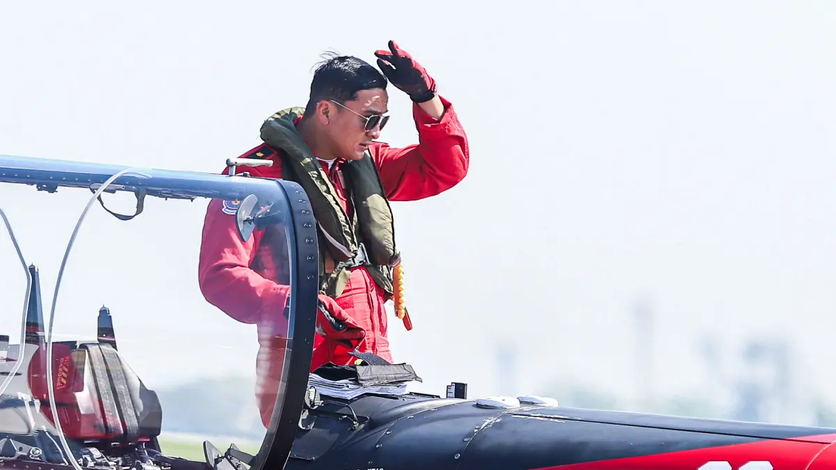 Penerbang yang tergabung dalam Jupiter Aerobatic Team (JAT) dari TNI-AU membawa pesawat berjenis KT-1B Woong Bee saat landing di Join Base Ops Lanudal Juanda, Jumat (5/6/2026). (Riana Setiawan/ Jawa Pos)