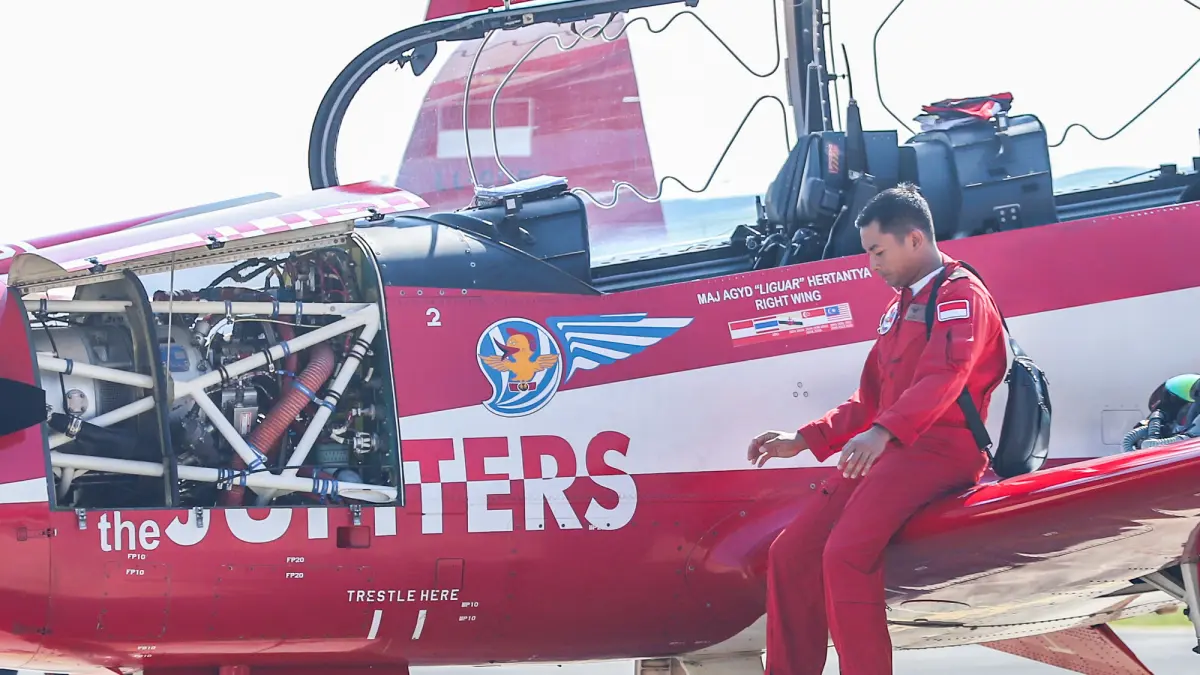 Penerbang yang tergabung dalam Jupiter Aerobatic Team (JAT) dari TNI-AU membawa pesawat berjenis KT-1B Woong Bee saat landing di Join Base Ops Lanudal Juanda, Jumat (5/6/2026). (Riana Setiawan/ Jawa Pos)