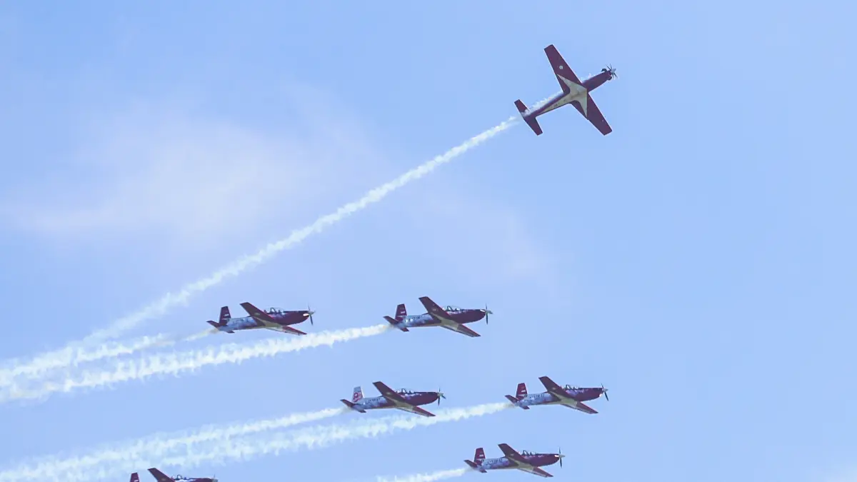 Penerbang yang tergabung dalam Jupiter Aerobatic Team (JAT) dari TNI-AU membawa pesawat berjenis KT-1B Woong Bee saat landing di Join Base Ops Lanudal Juanda, Jumat (5/6/2026). (Riana Setiawan/ Jawa Pos)
