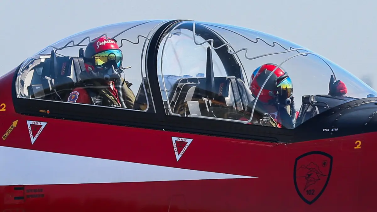 Penerbang yang tergabung dalam Jupiter Aerobatic Team (JAT) dari TNI-AU membawa pesawat berjenis KT-1B Woong Bee saat landing di Join Base Ops Lanudal Juanda, Jumat (5/6/2026). (Riana Setiawan/ Jawa Pos)