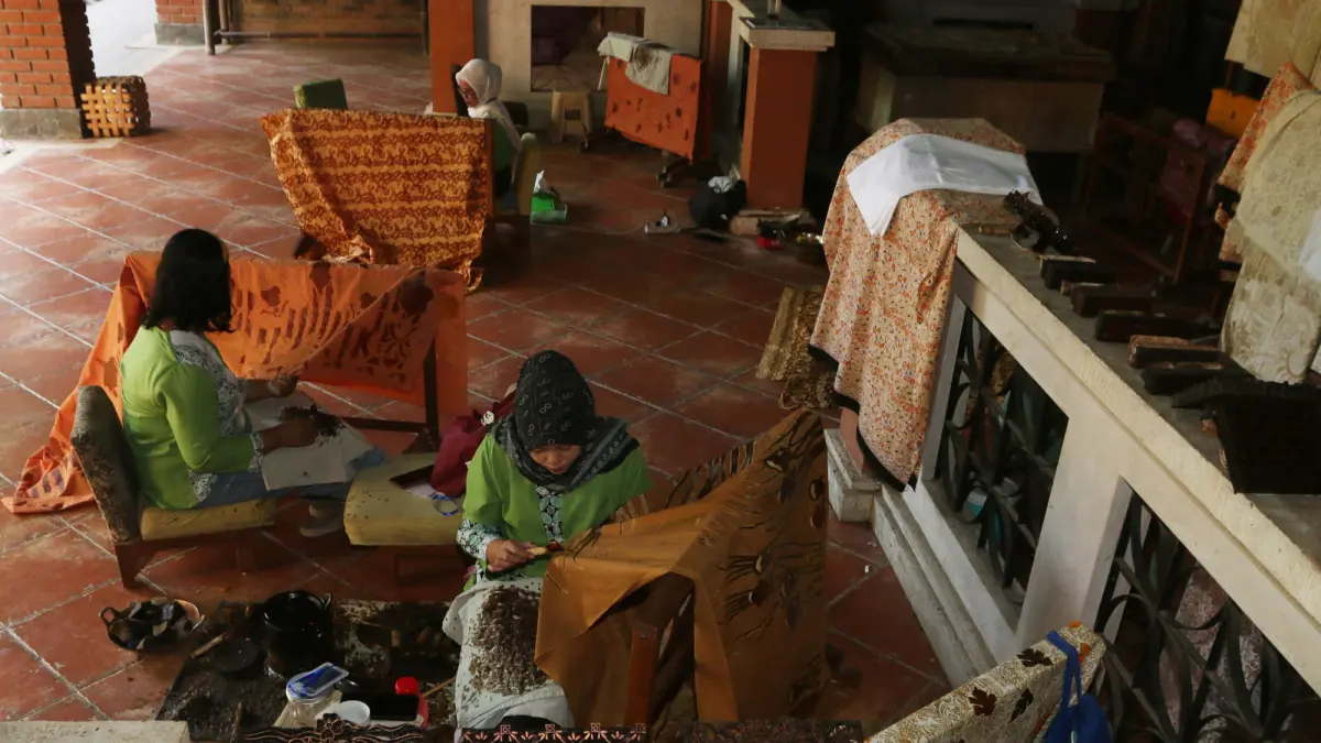 Peserta belajar mempraktikkan mencanting batik dalam Pelatihan Dasar Membatik dan Pemaknaan Filosofis Batik di Sanggar Batik Semarang 16, Semarang, Jawa Tengah, Jumat (5/6/2026). (Nur Chamim/Jawa Pos Radar Semarang)