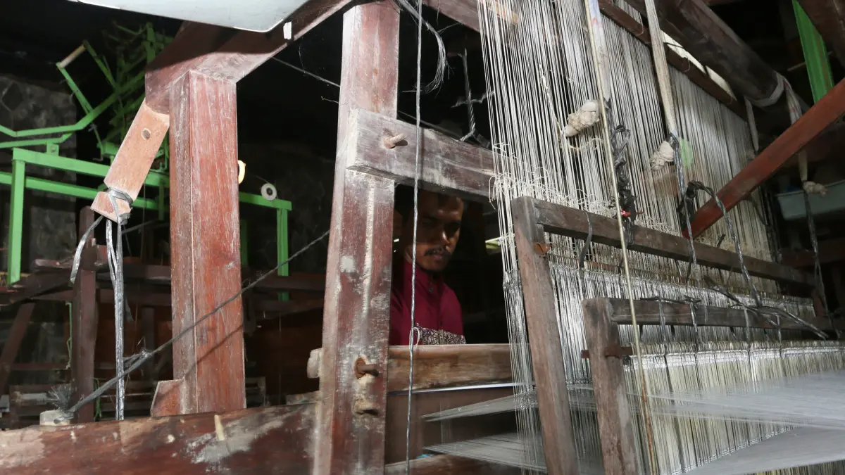 Peserta belajar mempraktikkan menjalan mesin tenun dalam Pelatihan Dasar Membatik dan Pemaknaan Filosofis Batik di Sanggar Batik Semarang 16, Semarang, Jawa Tengah, Jumat (5/6/2026). (Nur Chamim/Jawa Pos Radar Semarang)