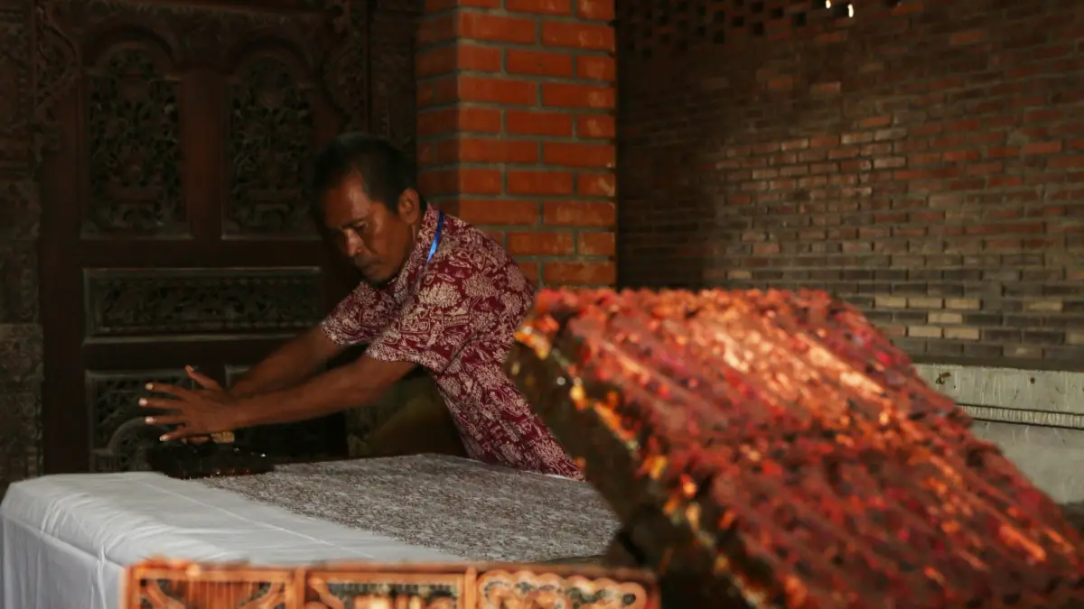 Peserta belajar mempraktikkan pengecapan dalam Pelatihan Dasar Membatik dan Pemaknaan Filosofis Batik di Sanggar Batik Semarang 16, Semarang, Jawa Tengah, Jumat (5/6/2026). (Nur Chamim/Jawa Pos Radar Semarang)