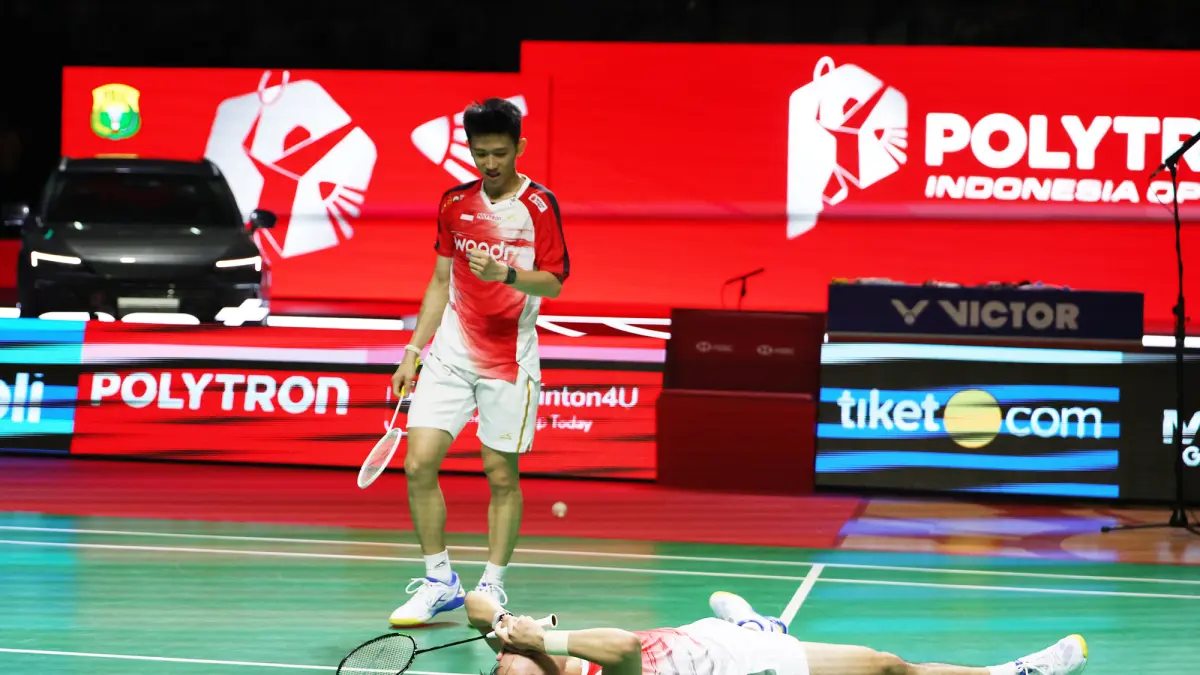Pebulu tangkis ganda putra Indonesia Nikolaus Joaquin dan Raymond Indra bertanding melawan ganda putra Indonesia Sabar Karyaman Gutama dan Moh Reza Pahlevi Isfahani pada semifinal Polytron Indonesia Open 2026 di Istora Senayan, Jakarta, Sabtu (6/6/2026).