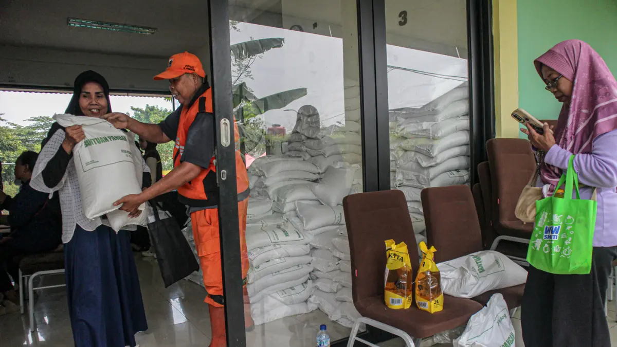 Sejumlah warga mengantri untuk mengambil bantuan pangan dari pemerintah di RPTRA Berseri, Jakarta, Jumat (05/06/2026). (Hanung Hambara/Jawa Pos)